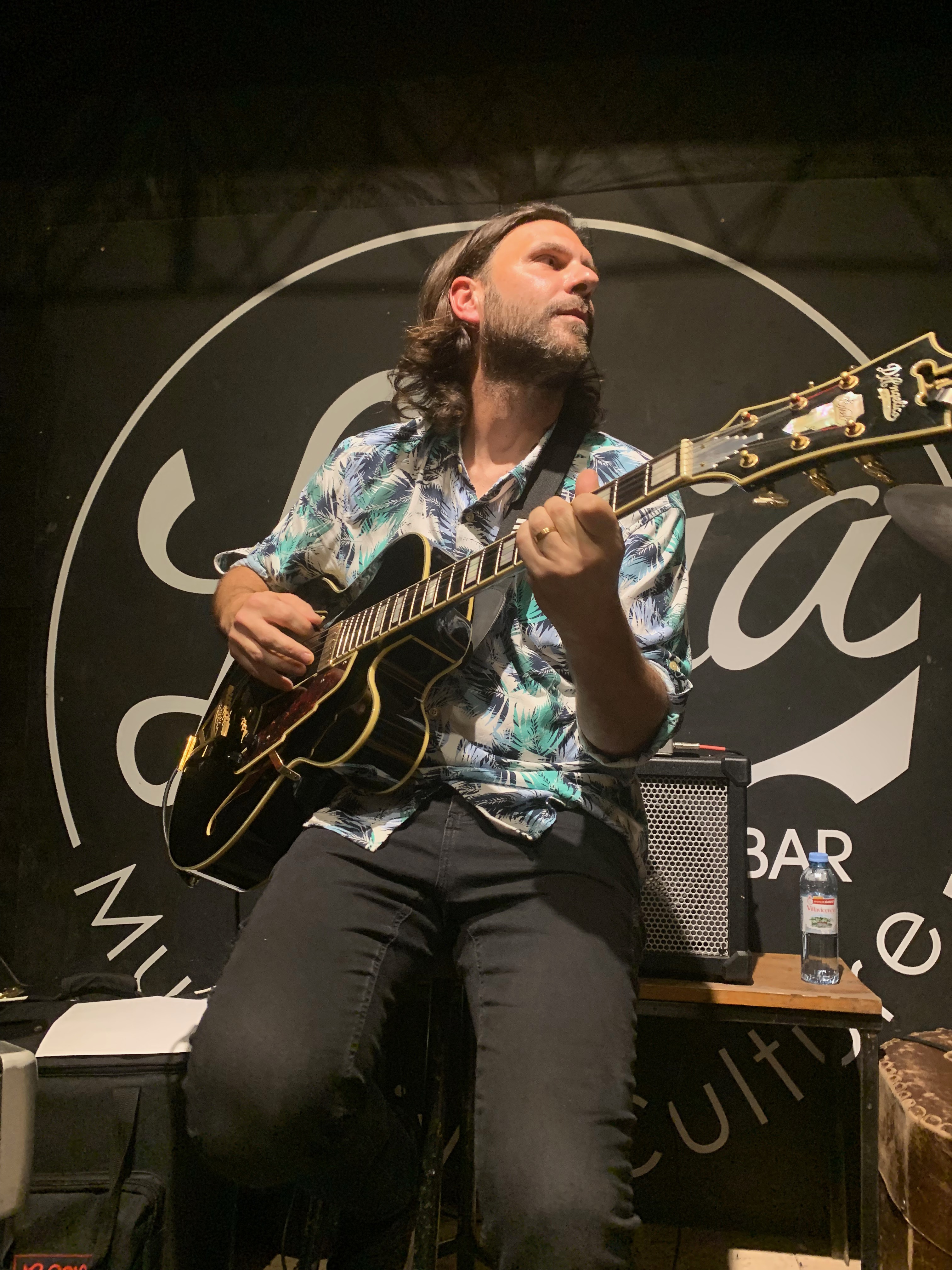 Diego Dymant con guitarra semiacústica en ambiente íntimo